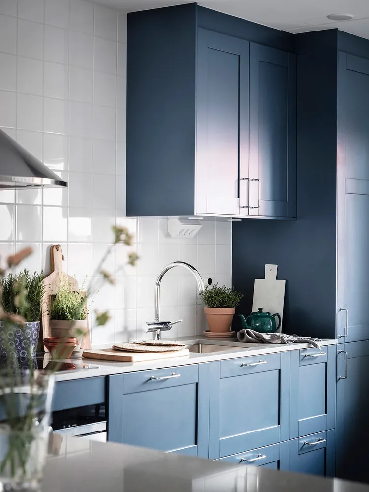 Фотография: Кухня и столовая в стиле Скандинавский, Декор интерьера, Квартира, Планировки, Декор, Белый, Синий, Серый, Эко, 2 комнаты – фото на нашем сайте