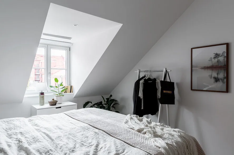 照片:北欧风格卧室,厨房和餐厅,客厅,办公室,室内装饰,公寓,白色,灰色,两居室 – 我们网站上的照片