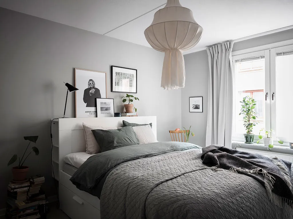 Фотография: Спальня в стиле Скандинавский, Декор интерьера, Квартира, Планировки, Декор, Белый, Синий, Серый, Эко, 2 комнаты – фото на нашем сайте