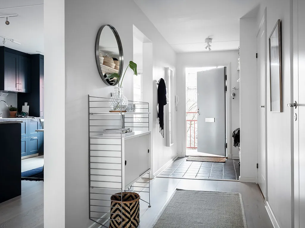 Фотография: Прихожая в стиле Скандинавский, Декор интерьера, Квартира, Планировки, Декор, Белый, Синий, Серый, Эко, 2 комнаты – фото на нашем сайте