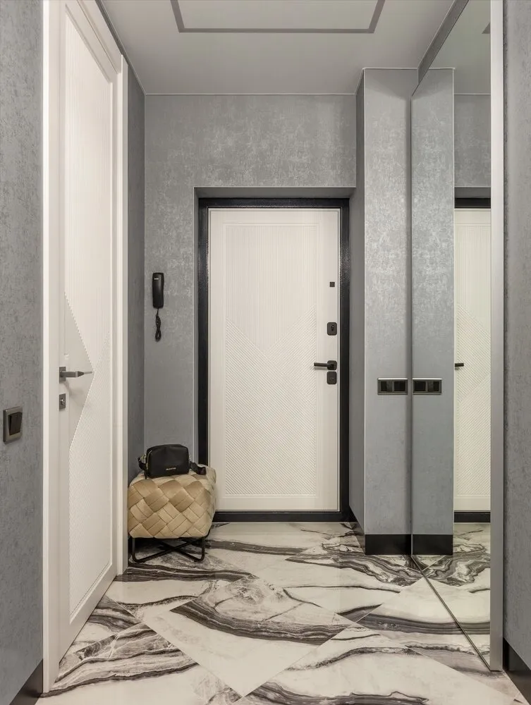 Se logró diseñar dos armarios y aumentar el área de almacenamiento útil. Además, hay armarios, estanterías y repisas; todo esto está previsto para que en la casa reine el orden y cada cosa tenga su lugar.