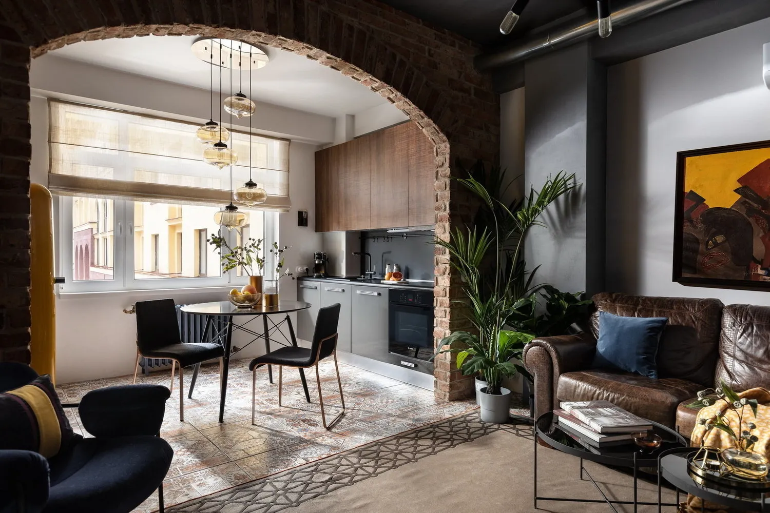 照片：工业风格厨房和餐厅，指南，室内设计中的深色，安娜斯塔西娅·科瓦尔丘克、瓦列里娅·别洛索娃、叶卡捷琳娜·乌格洛娃、亚历山德拉·埃尔莫洛娃，伊琳娜·博加蒂科娃的俱乐部 – 我们网站上的照片