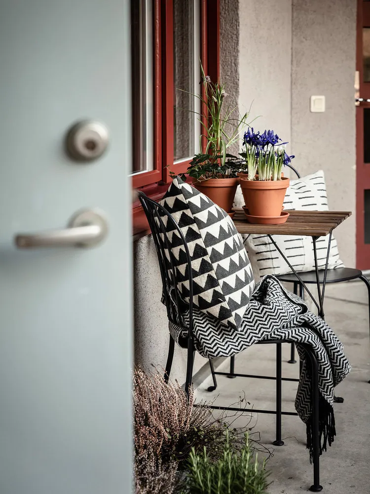 Фотография: Балкон в стиле Скандинавский, Декор интерьера, Квартира, Планировки, Декор, Белый, Синий, Серый, Эко, 2 комнаты – фото на нашем сайте