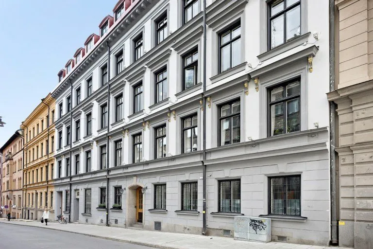 照片:现代花艺,厨房和餐厅区域,客厅,装饰和DIY,公寓,瑞典,白色,黑色,斯德哥尔摩,2间房,最多40平方米 – 我们网站上的照片