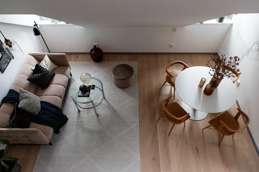 照片:北欧风格客厅,厨房和餐厅,办公室,室内装饰,公寓,白色,灰色,两居室 – 我们网站上的照片