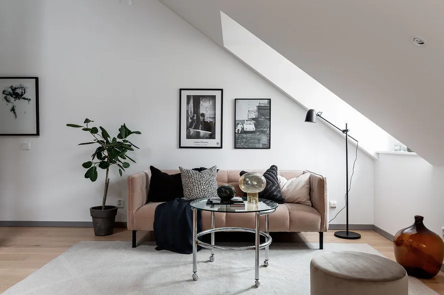 照片:北欧风格客厅,厨房和餐厅,办公室,室内装饰,公寓,白色,灰色,两居室 – 我们网站上的照片