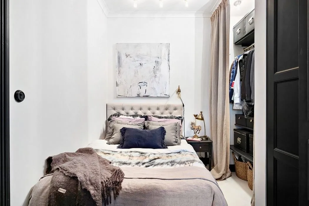 照片:现代卧室,厨房和餐厅区域,客厅,装饰和DIY,公寓,瑞典,白色,黑色,斯德哥尔摩,2间房,最多40平方米 – 我们网站上的照片