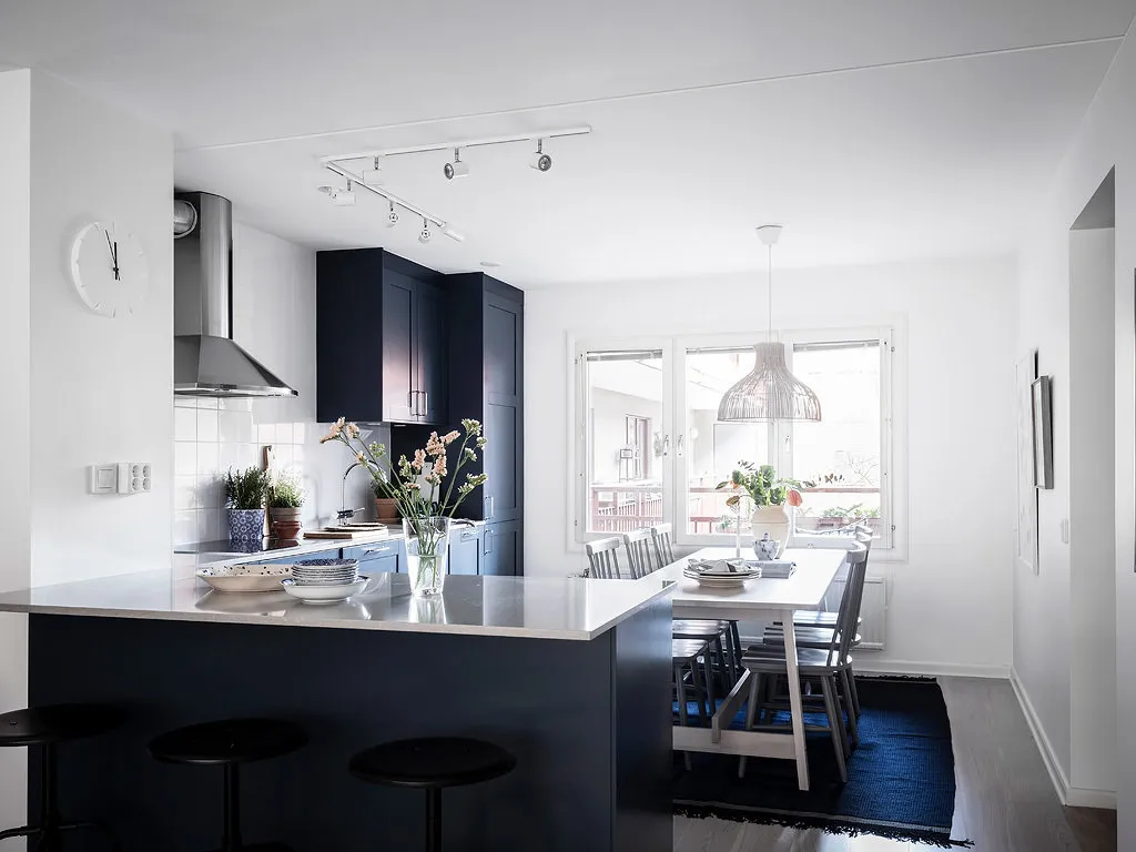 Фотография: Кухня и столовая в стиле Скандинавский, Декор интерьера, Квартира, Планировки, Декор, Белый, Синий, Серый, Эко, 2 комнаты – фото на нашем сайте