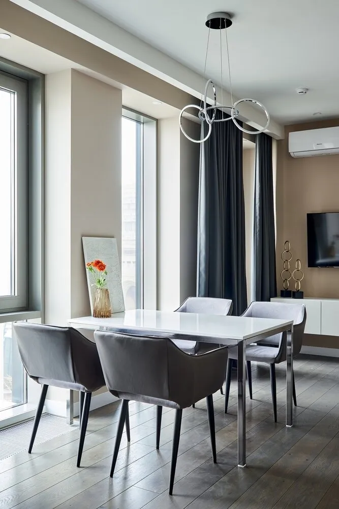 La mesa de comedor puede funcionar como un espacio de trabajo cómodo o como lugar para encuentros amistosos, si es necesario.