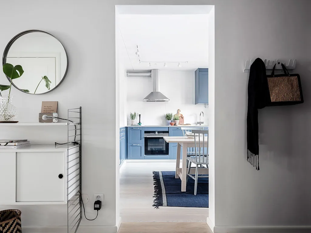 Фотография: Прихожая в стиле Скандинавский, Декор интерьера, Квартира, Планировки, Декор, Белый, Синий, Серый, Эко, 2 комнаты – фото на нашем сайте