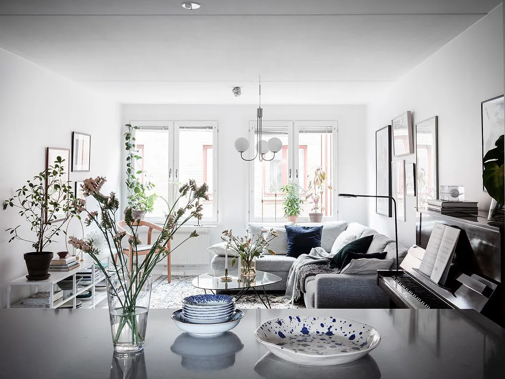 Фотография: Гостиная в стиле Скандинавский, Декор интерьера, Квартира, Планировки, Декор, Белый, Синий, Серый, Эко, 2 комнаты – фото на нашем сайте