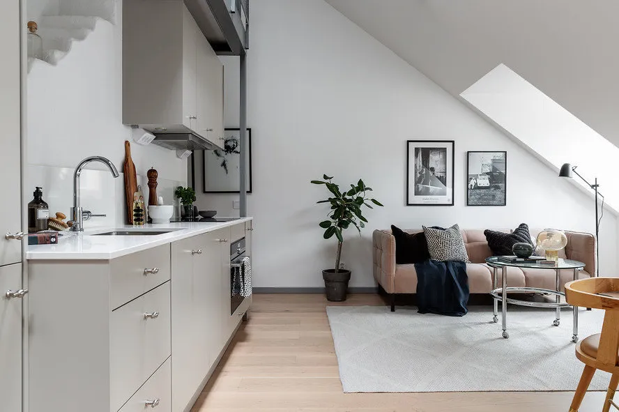 照片:北欧风格厨房和餐厅,客厅,办公室,室内装饰,公寓,白色,灰色,两居室 – 我们网站上的照片