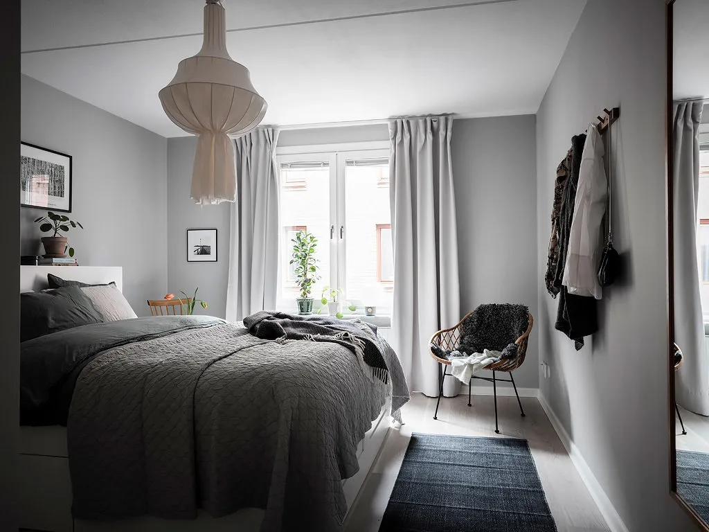 Фотография: Спальня в стиле Скандинавский, Декор интерьера, Квартира, Планировки, Декор, Белый, Синий, Серый, Эко, 2 комнаты – фото на нашем сайте