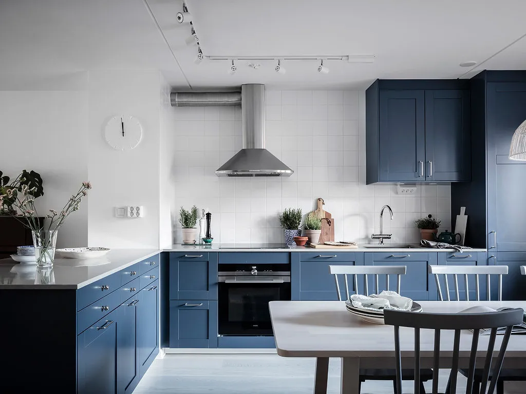 Фотография: Кухня и столовая в стиле Скандинавский, Декор интерьера, Квартира, Планировки, Декор, Белый, Синий, Серый, Эко, 2 комнаты – фото на нашем сайте