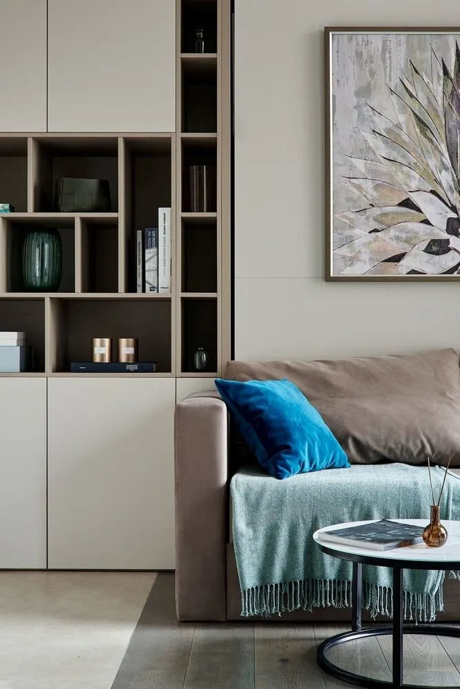 En el proyecto hay pocos elementos decorativos, pero la idea de este diseño minimalista moderno está construida para que la dueña pueda añadir cualquier detalle según su gusto, y se integre perfectamente en la composición general.