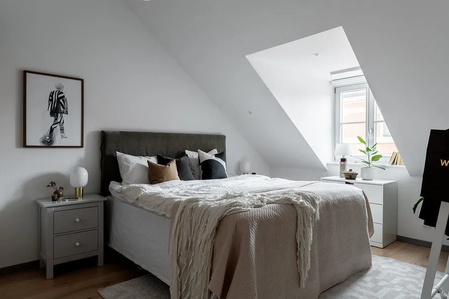 照片:北欧风格卧室,厨房和餐厅,客厅,办公室,室内装饰,公寓,白色,灰色,两居室 – 我们网站上的照片