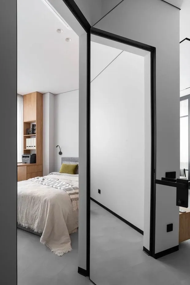 Se usó un moldura flexible negra, que resultó muy útil en el uso y resalta el ritmo de los detalles negros en el interior.