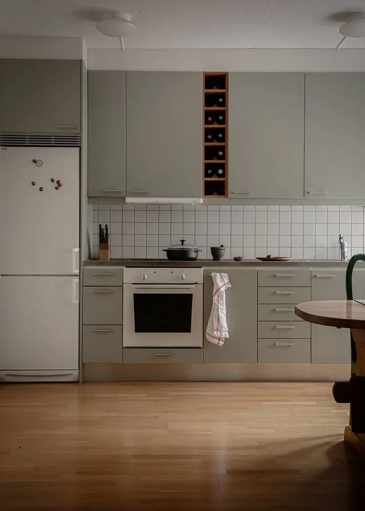 图片:北欧风格厨房与餐厅,现代、折中主义,室内装饰,公寓,白色,红色,绿色,2室,40-60平米 – 网站图片