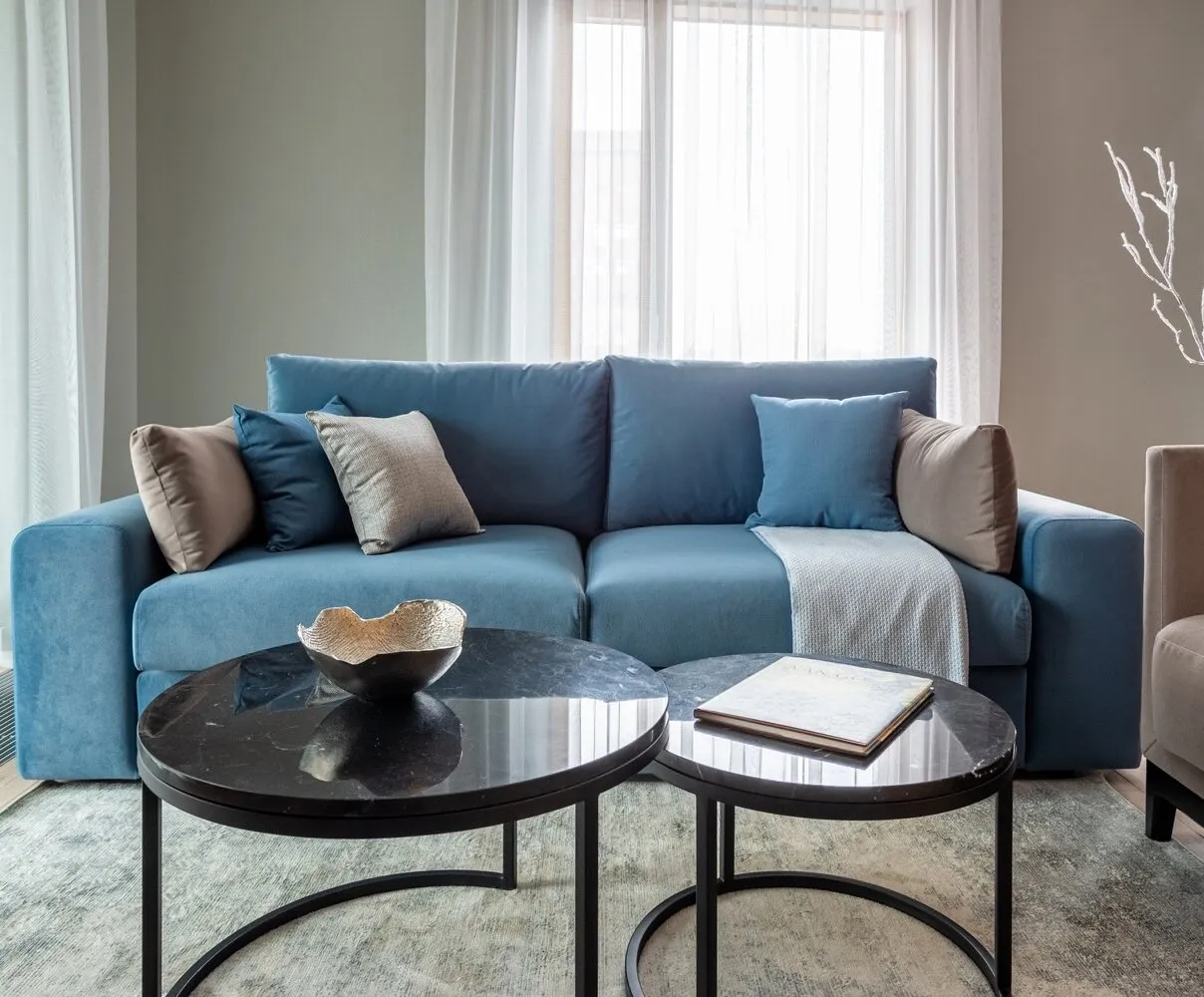 Una ventaja del apartamento son los techos altos, grandes ventanales y una vista bonita hacia la ciudad.