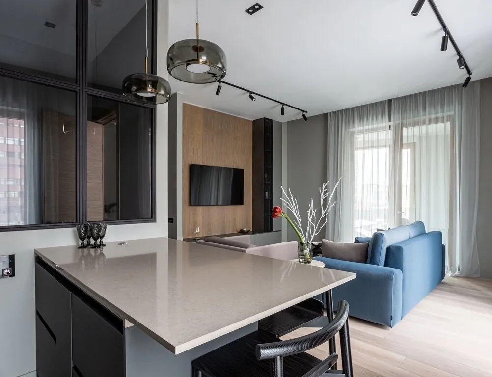 Suelos: cerámica en baños, entrada y cocina, madera maciza en sala de estar, dormitorio y estudio.