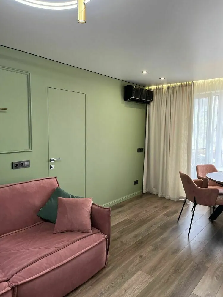 En la pared cerca de la ventana se previeron tomas eléctricas, que pronto serán usadas para colocar un escritorio.