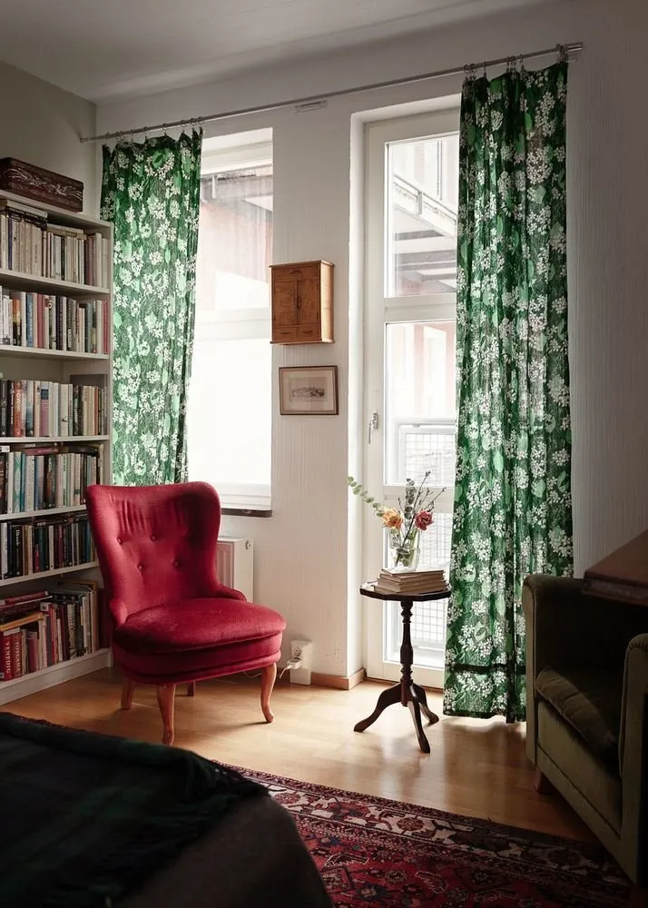 图片:普罗旺斯与乡村风格客厅,北欧、现代、折中主义,室内装饰,公寓,白色,红色,绿色,2室,40-60平米 – 网站图片