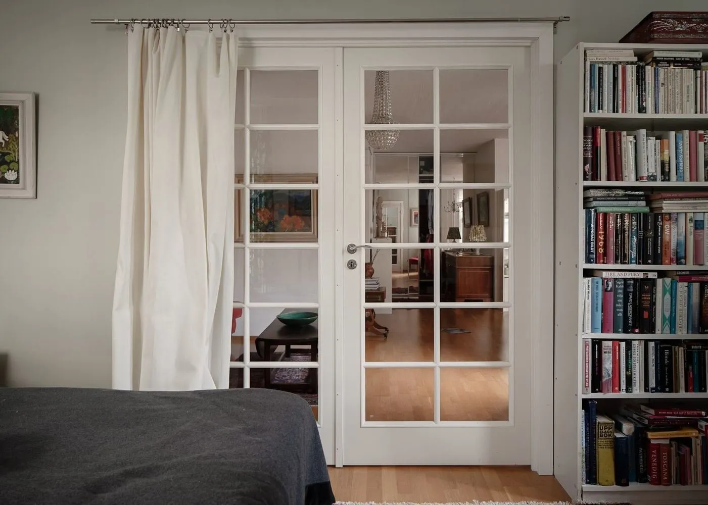 图片:北欧风格卧室,现代、折中主义,室内装饰,公寓,白色,红色,绿色,2室,40-60平米 – 网站图片