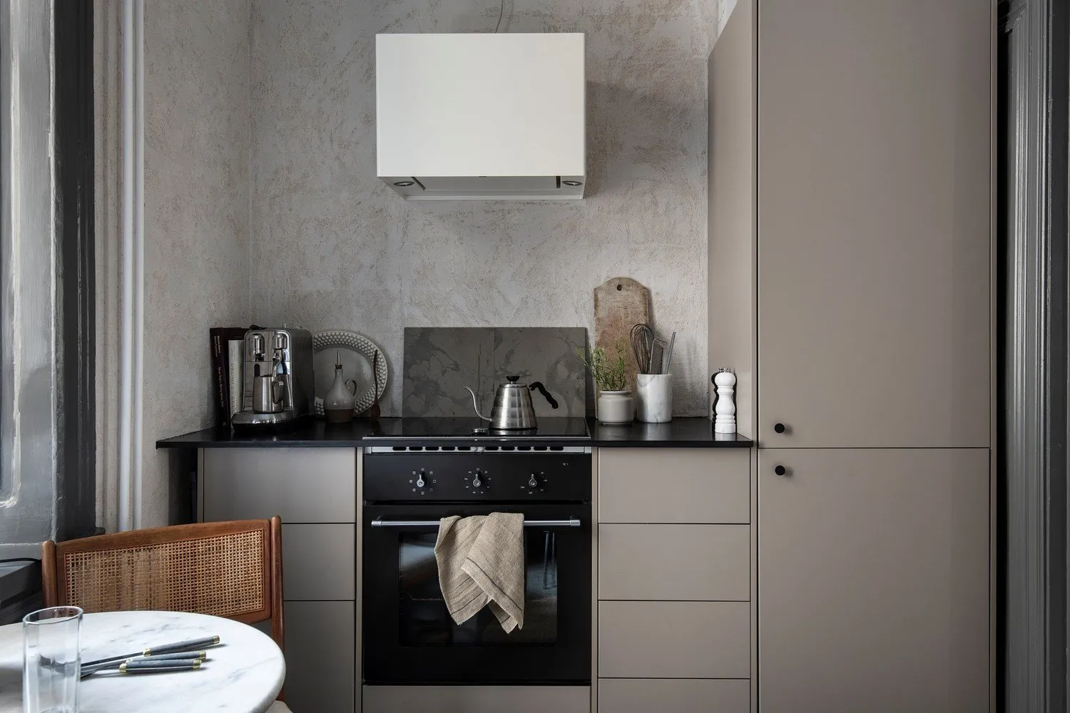 照片:斯堪的纳维亚风格厨房和餐厅,室内装饰,极简主义,2室,40-60平方米 – 网站上的照片