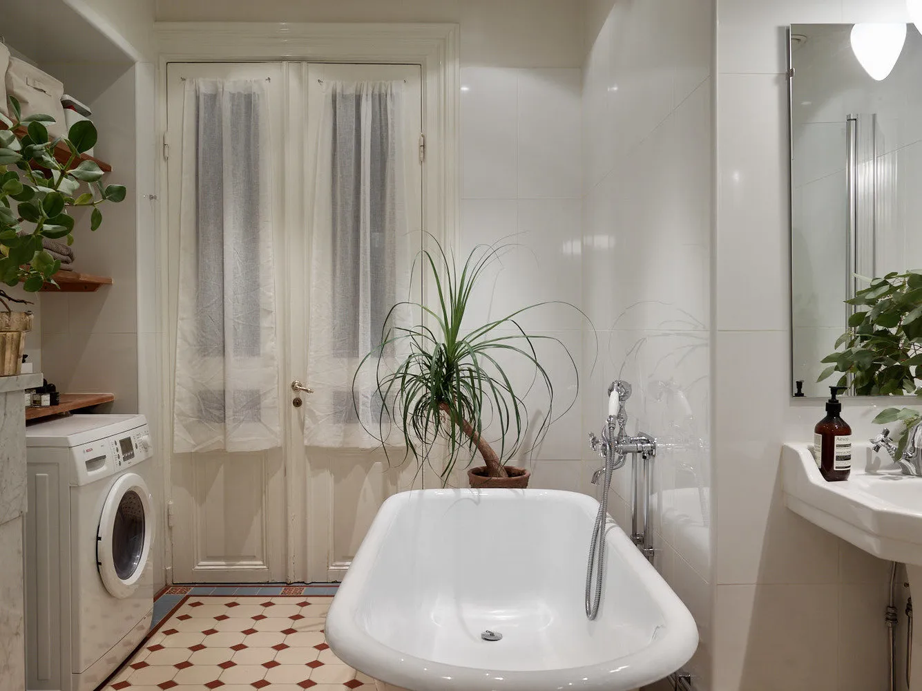 照片：斯德哥尔摩北欧、古典、折中主义风格浴室，室内装饰，公寓，瑞典，斯德哥尔摩，如何装饰折中主义室内，室内折中主义，4个或更多，超过90平方米 – 网站上的照片