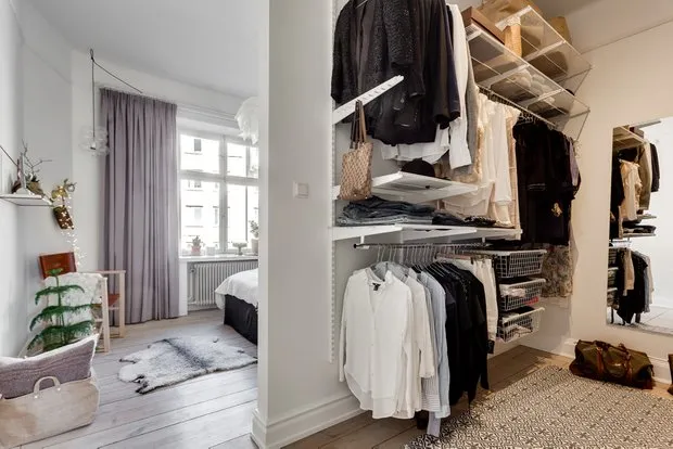 Фотография: Гардеробная в стиле Скандинавский, Спальня, Советы – фото на нашем сайте