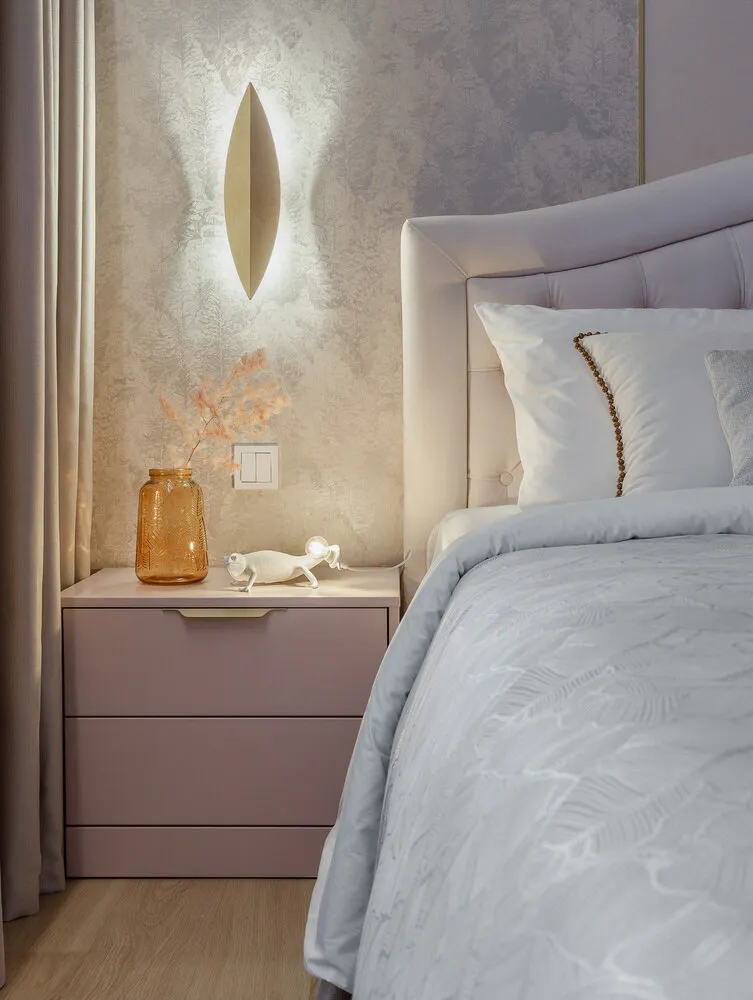 Para el dormitorio se utilizó una tela de persiana monocroma que combina hilos mate y brillantes. Esto da una textura compleja e interesante.