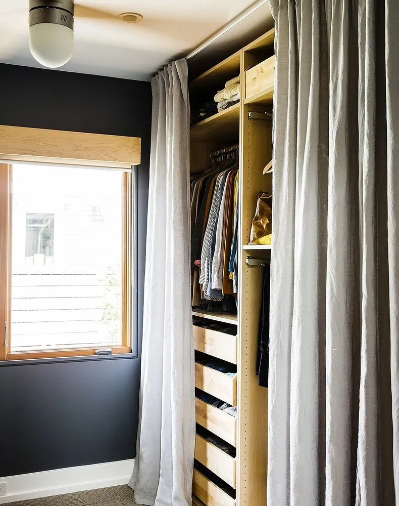 照片：现代风格衣橱，厨房与餐厅，室内装饰，房屋，美国，白色，房屋与小屋，超过90平方米，西雅图 – 我们网站上的照片