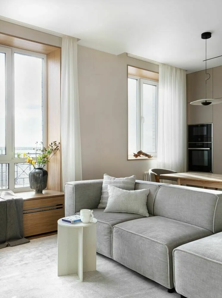 选择窗台装修时应注意窗扇铰链位置，并考虑多层板厚度以确保窗户能正常开启。多层板厚度不应影响窗扇开启。