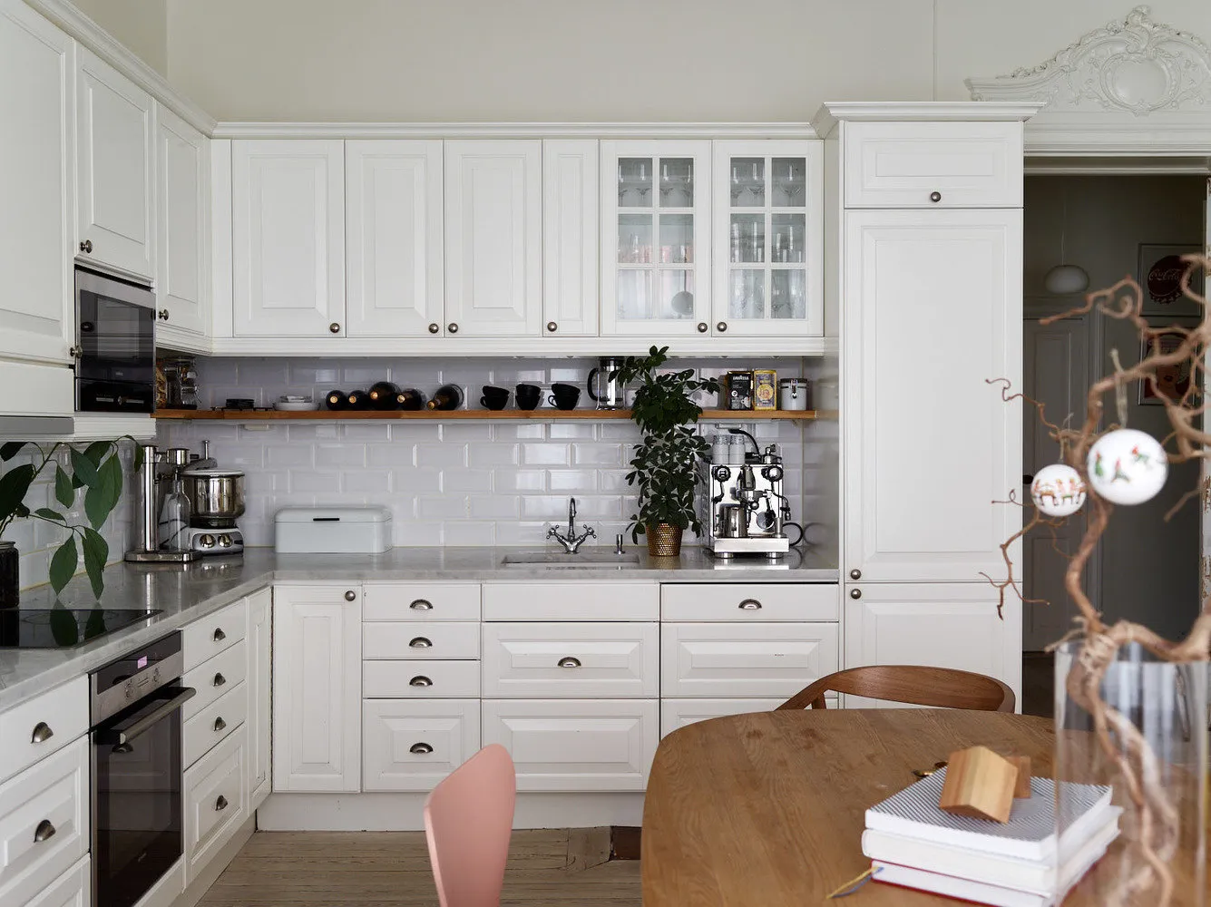 照片：斯德哥尔摩北欧、古典、折中主义风格厨房和餐厅，室内装饰，公寓，瑞典，斯德哥尔摩，如何装饰折中主义室内，室内折中主义，4个或更多，超过90平方米 – 网站上的照片