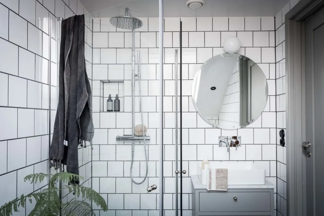 照片:现代、斯堪的纳维亚风格浴室,室内装饰,公寓,工作室,白色,米色,灰色,loft风格室内设计,面积小于40平方米,艾玛·菲舍尔——我们网站上的照片