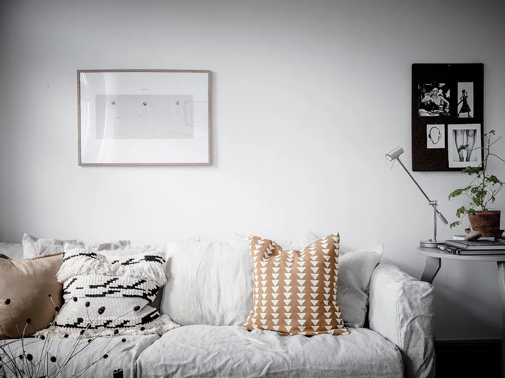 照片：斯堪的纳维亚风格客厅、Loft、室内设计、公寓、平面图、装饰、白色、灰色、2室、不超过40平方米 – 我们网站上的照片