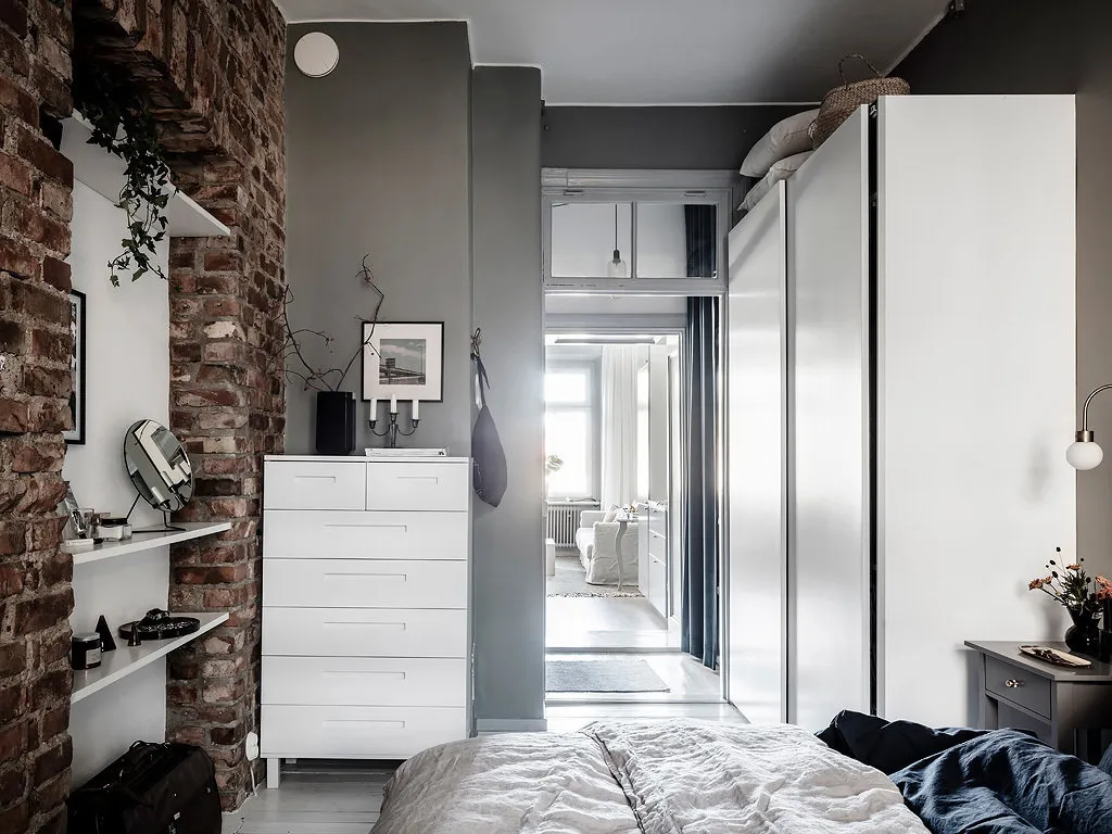 照片：斯堪的纳维亚风格卧室、Loft、室内设计、公寓、平面图、装饰、白色、灰色、2室、不超过40平方米 – 我们网站上的照片