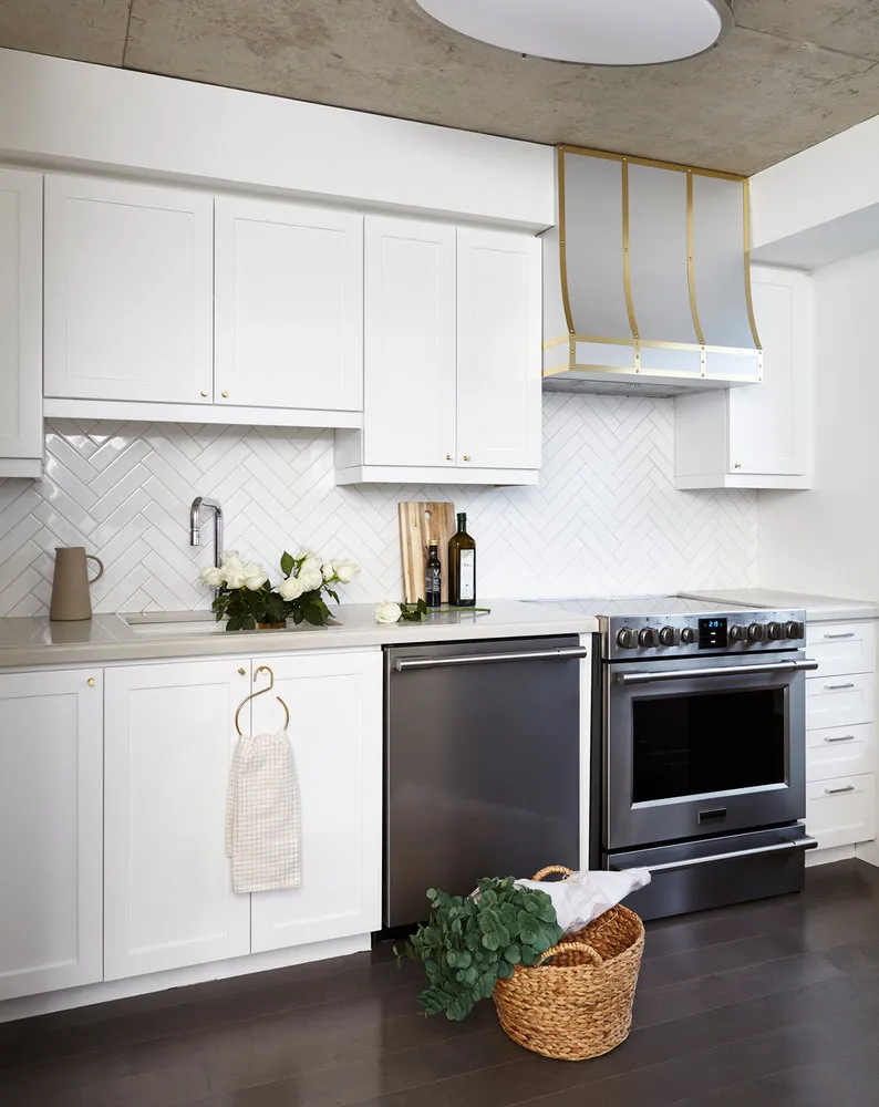 照片:现代风格厨房与餐厅,室内装饰,公寓,美国,白色,黑色,米色,40-60平方米 – 我们网站上的照片