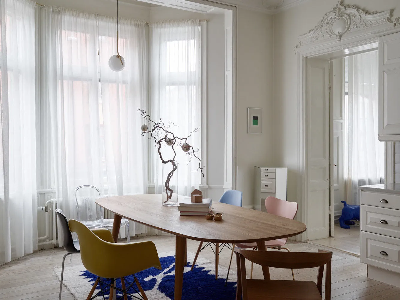 照片：斯德哥尔摩北欧、古典、折中主义风格客厅，室内装饰，公寓，瑞典，斯德哥尔摩，如何装饰折中主义室内，室内折中主义，4个或更多，超过90平方米 – 网站上的照片