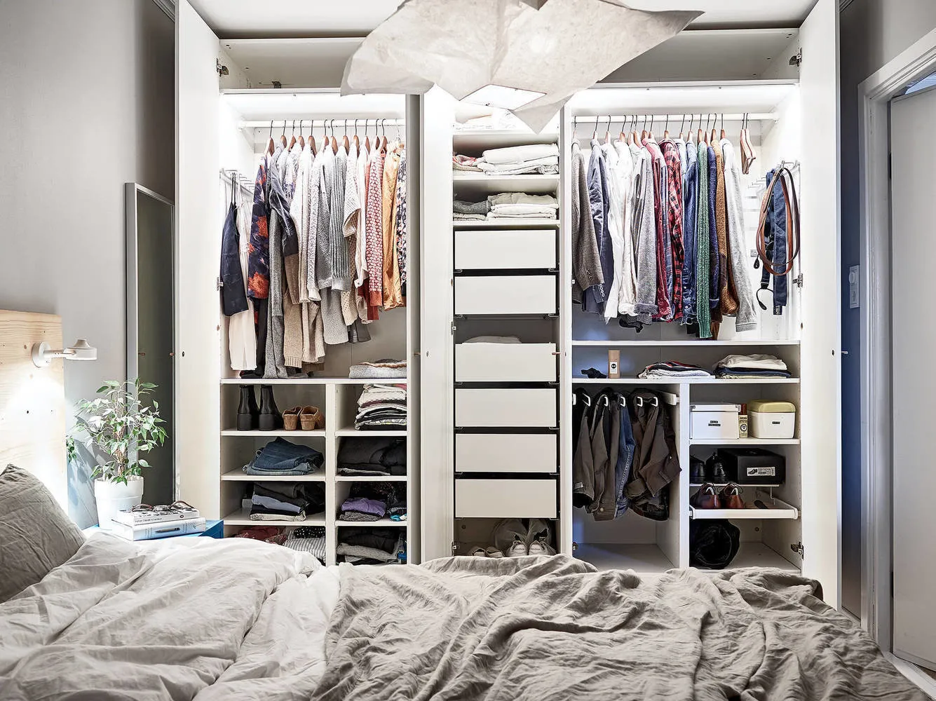 Фотография: Спальня в стиле Скандинавский, Гардеробная, Советы – фото на нашем сайте