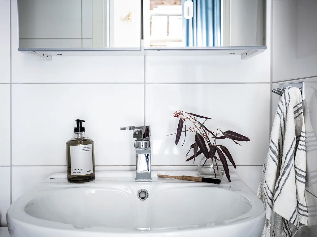 照片：斯堪的纳维亚风格浴室、Loft、室内设计、公寓、平面图、装饰、白色、灰色、2室、不超过40平方米 – 我们网站上的照片