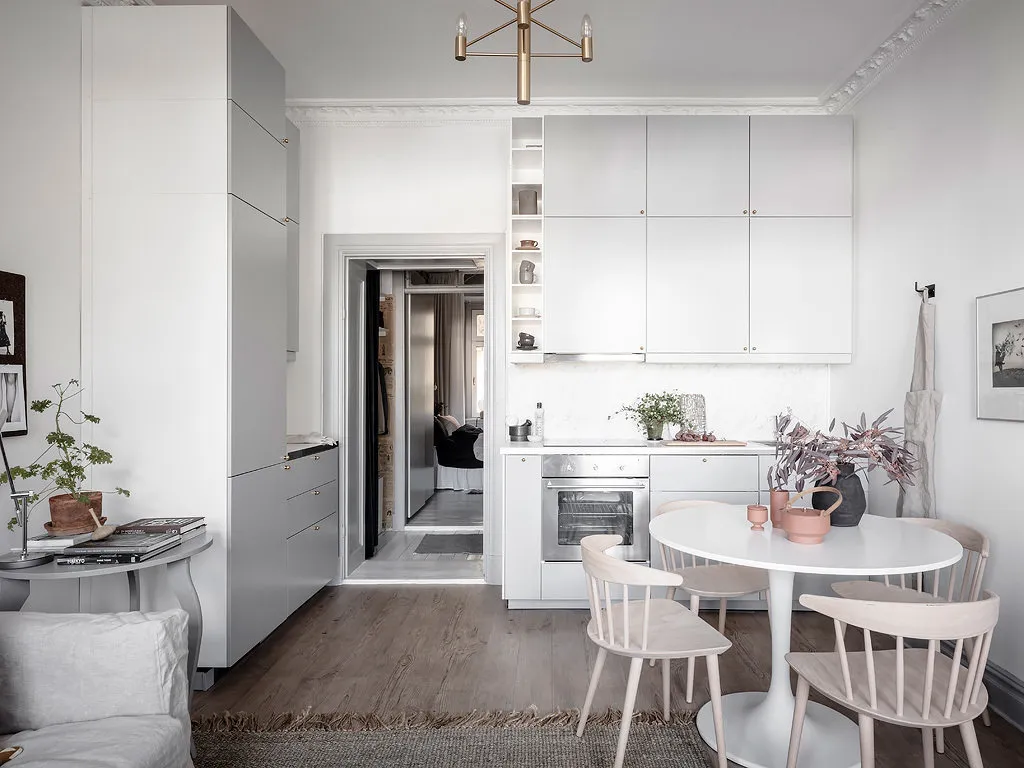 照片：斯堪的纳维亚风格厨房和餐厅、Loft、室内设计、公寓、平面图、装饰、白色、灰色、2室、不超过40平方米 – 我们网站上的照片