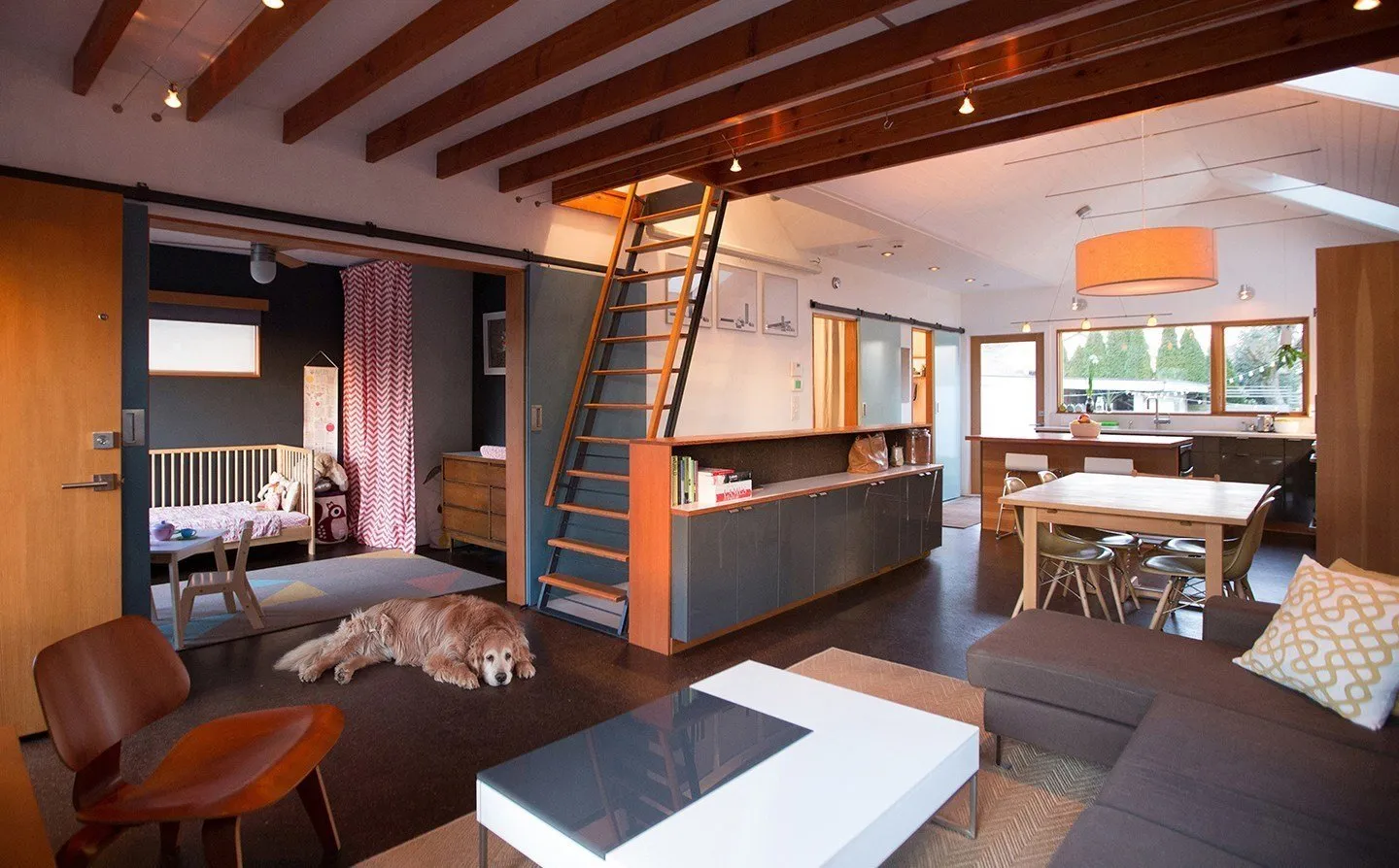 照片：现代风格客厅，厨房与餐厅，室内装饰，房屋，美国，白色，房屋与小屋，超过90平方米，西雅图 – 我们网站上的照片