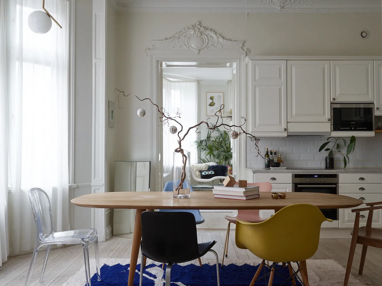 照片：斯德哥尔摩北欧、古典、折中主义风格厨房和餐厅，室内装饰，公寓，瑞典，斯德哥尔摩，如何装饰折中主义室内，室内折中主义，4个或更多，超过90平方米 – 网站上的照片