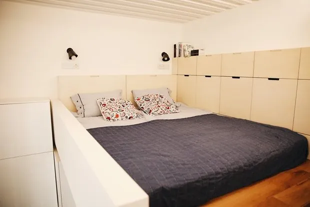 Iluminación del segundo piso hecha con tiras LED colocadas sobre las vigas del techo.