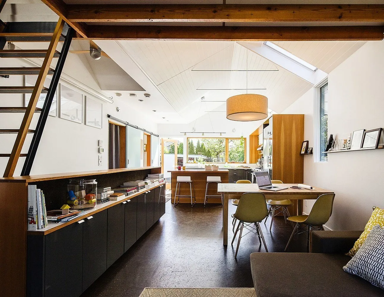 照片：现代风格厨房与餐厅，室内装饰，房屋，美国，白色，房屋与小屋，超过90平方米，西雅图 – 我们网站上的照片