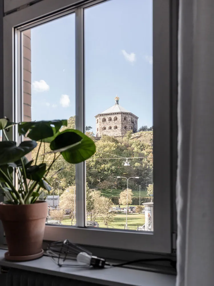 照片：Loft、斯堪的纳维亚、室内设计、公寓、平面图、装饰、白色、灰色、2室、不超过40平方米 – 我们网站上的照片