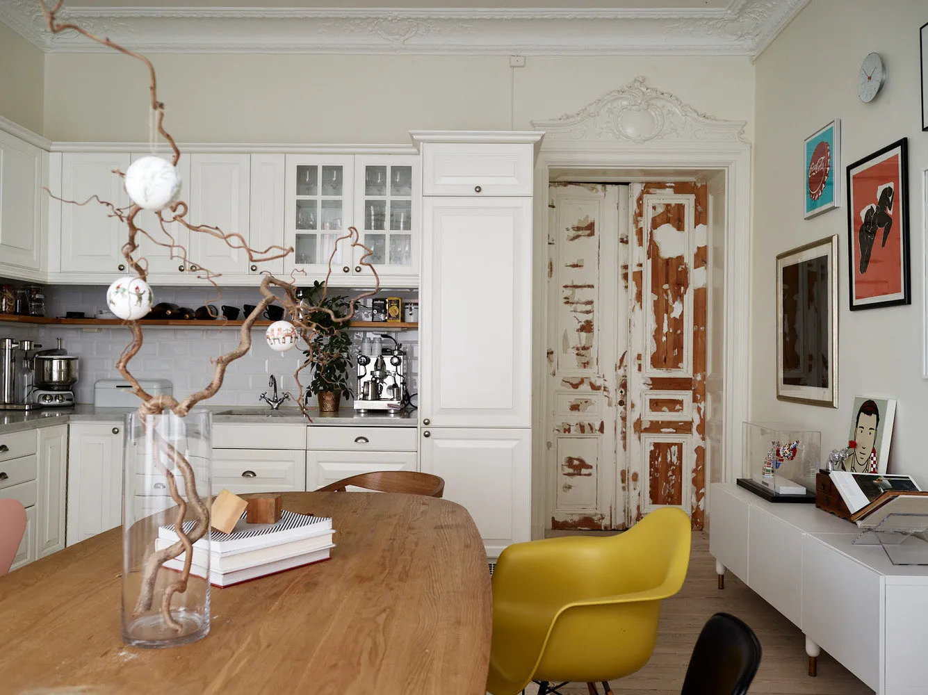 照片：斯德哥尔摩北欧、古典、折中主义风格厨房和餐厅，室内装饰，公寓，瑞典，斯德哥尔摩，如何装饰折中主义室内，室内折中主义，4个或更多，超过90平方米 – 网站上的照片