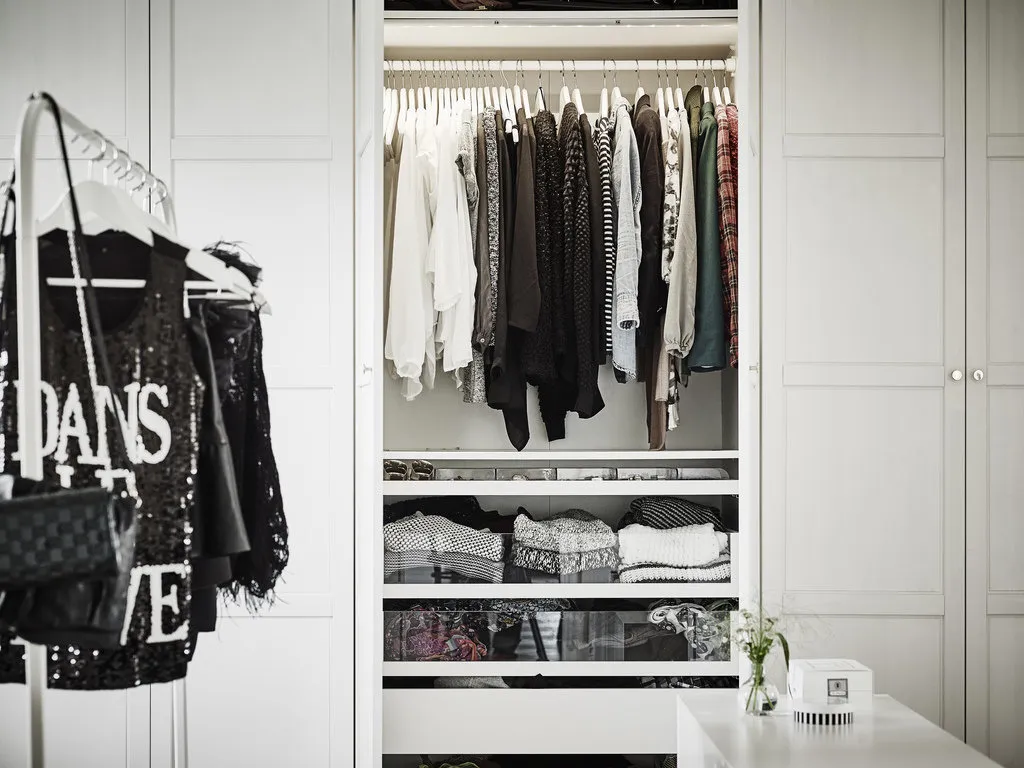 Фотография: Гардеробная в стиле Скандинавский, Спальня, Советы – фото на нашем сайте