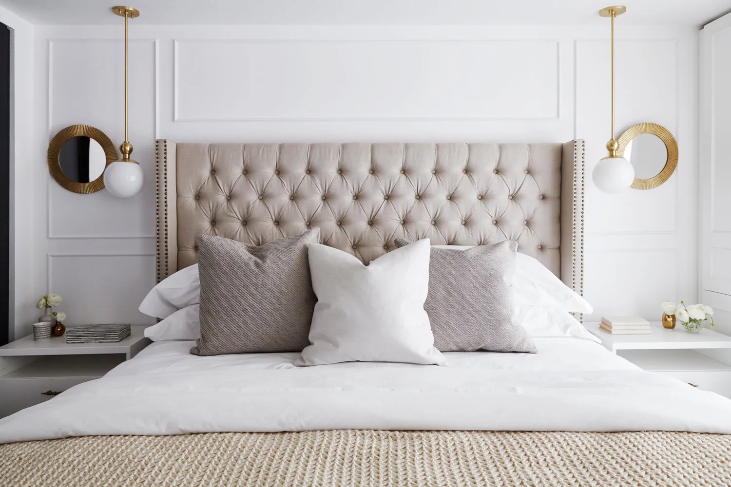 照片:现代风格卧室,室内装饰,公寓,美国,白色,黑色,米色,40-60平方米 – 我们网站上的照片